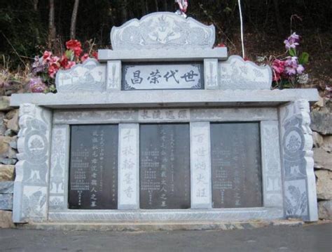 墓碑名字|墓碑（立在坟墓前面或后面的、上面刻载死者姓名、经历事迹等文。